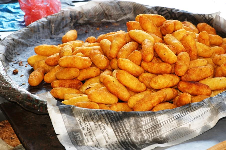 "<a href="/arieparikesit/">#KelanaRasa</a>: Korket kering garing Sumenep siap edar 
#GorenganWar " wah enak ini..