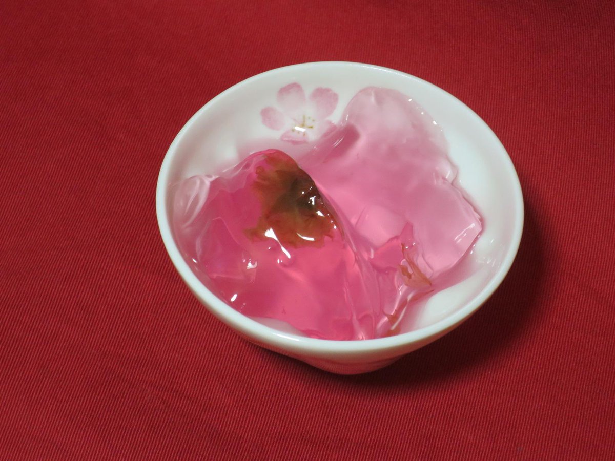 239n's tweet image. mano*manoの戦利品。日本酒の方が持つのでこちらをお先に。アプレール洋菓子店さんのシェフの手づくり桜ゼリー