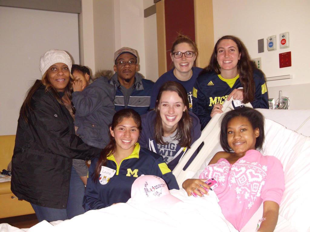 UMichStudents's tweet image. #UmichSuperheroes &amp;amp; Student Athletes @supportmgoblue visit Patients @MottChildren Hospital @PositiveOrg #Smiles : )