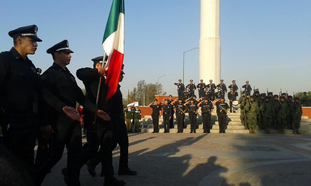 Seguridad_Leon's tweet photo. Honor a nuestra bandera mexicana y reconocimiento a Gendarmería y Ejército Nacional por el apoyo al @municipio_leon. http://t.co/yBr71J2MAE