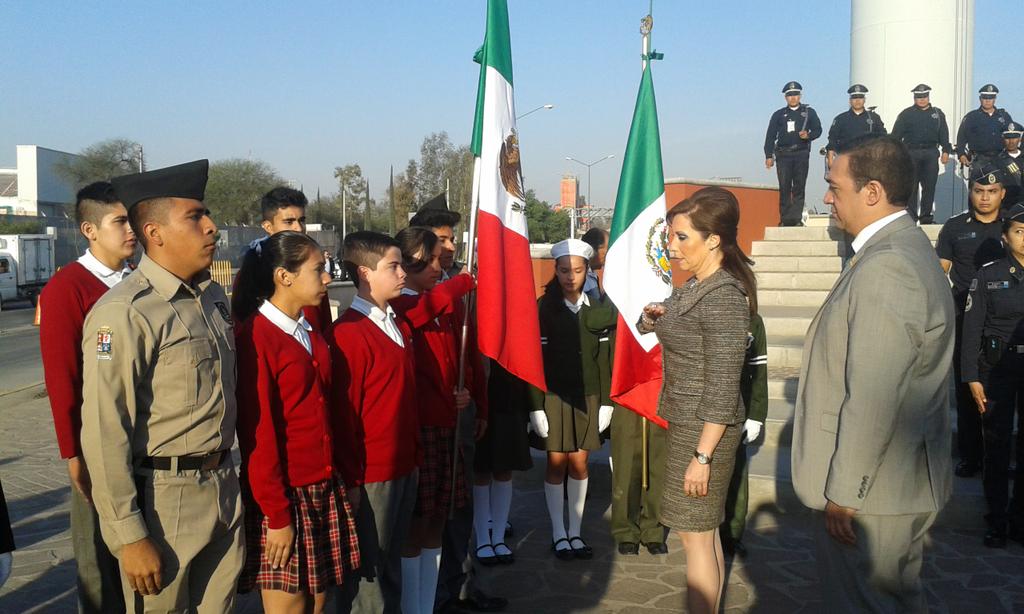 Seguridad_Leon's tweet photo. Honor a nuestra bandera mexicana y reconocimiento a Gendarmería y Ejército Nacional por el apoyo al @municipio_leon. http://t.co/yBr71J2MAE
