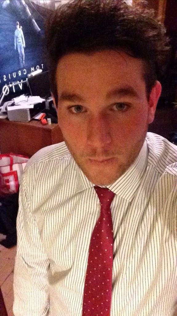flingfingfling's tweet photo. look this suit guy 👔 http://t.co/pWB4REK2IJ