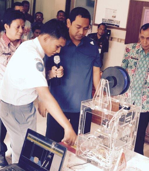 SemarGreatSale's tweet photo. Walikota Semarang ms @hendrarprihadi &amp; Printer 3 Dimensinya asli buatan SMK Semarang! Bersama dukung Ekonomi Kreatif! http://t.co/8uTzMsSMbv