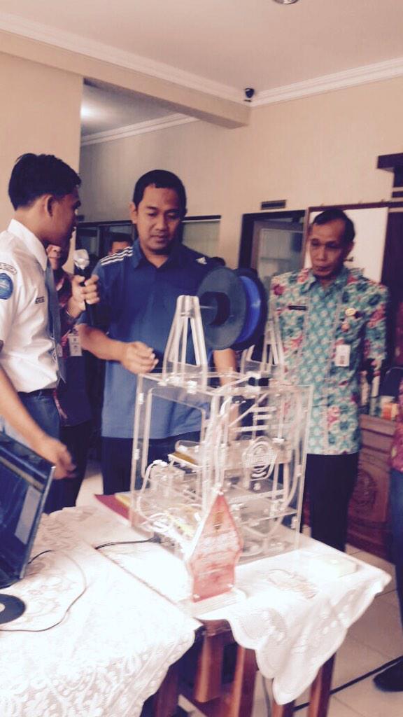 SemarGreatSale's tweet photo. Walikota Semarang ms @hendrarprihadi &amp; Printer 3 Dimensinya asli buatan SMK Semarang! Bersama dukung Ekonomi Kreatif! http://t.co/8uTzMsSMbv