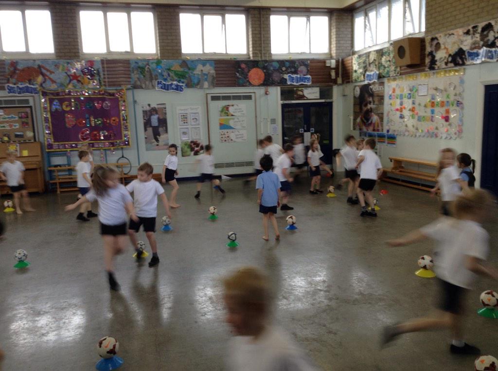 StWilfridsSport's tweet photo. Y2 enjoyed a fantastic lesson this afternoon with Chris from the FA Skills Programme! #FAskill http://t.co/SMbtLhWK2e