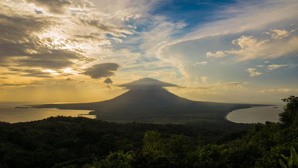 Пресноводное озеро в латинской америке самое большое. Остров Ометепе, Никарагуа. Никарагуа вулкан. Консепсьон (вулкан). Никарагуа природа.