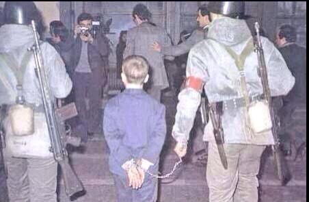 Türkiye'deki adalet sistemini en iyi anlatan fotoğraflardan biri... #cocukcezaevlerikapatılsın