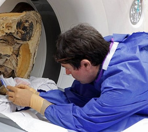 OMGgalleries's tweet photo. What was found inside this 1,000 year old buddha will give you shivers!!  http://t.co/JoL513hplQ Just wow... http://t.co/fg00E92NRF