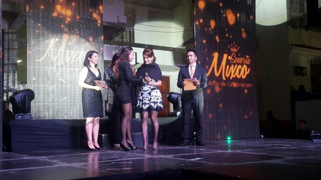 DIVASHgt's tweet photo. @Gaby_Asturias fue homenajeada en Mixco por el Alcalde Otto Perez Leal, como mujer destacada por su trayectoria 👏👏 http://t.co/oNYaA7ZEE4