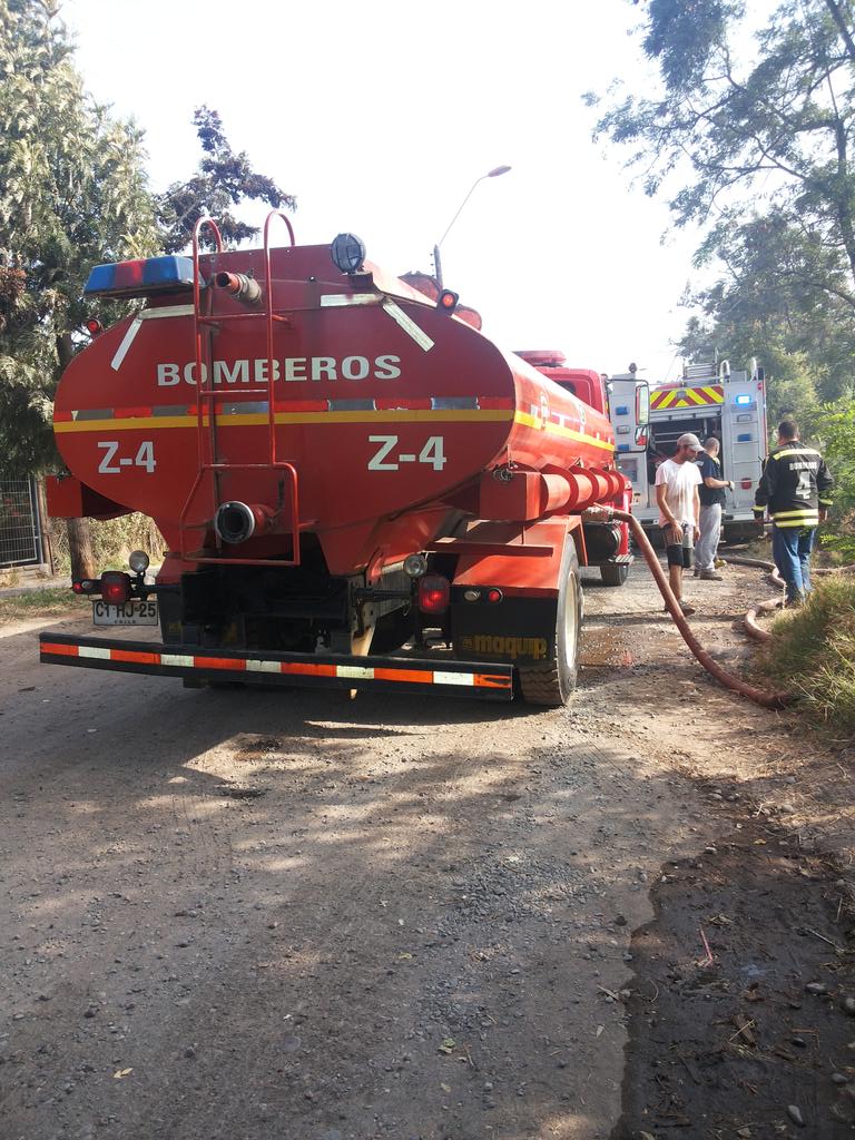 Nuestro Z-4 abasteciendo B-2 <a href="/BombaMaipo/">Segunda Maipo</a> incrndio pastizal camino buin maipo paradero 10.