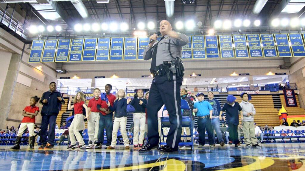 monsterphotoiso's tweet photo. #ShakeitoffOfficer Jeff Davis performs rendition of #TaylorSwift 'Shake It Off @Sevens game #DoverPolice #netde http://t.co/1BCq3xz2Cb