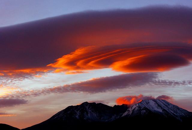 4732pxqh's tweet photo. Volcanic sunset, Mt. St. Helens http://t.co/IwFkAOagUr