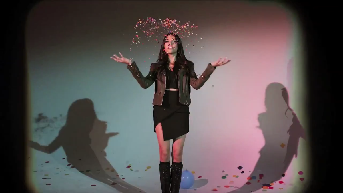 BuzzFeedMusic's tweet photo. Premiere: @WeAreMako &amp; @MadisonElleBeer Rewind Time In “I Wont Let You Walk Away” Lyric Video
http://t.co/5kRmmvcuUn http://t.co/e1AHdiOdYd