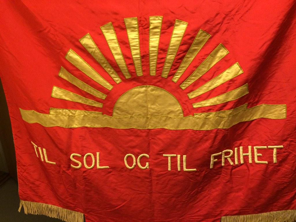 melhusauf's tweet photo. Styremøte i Folkets hus i kveld. Her er vår gamle fane. http://t.co/IdhOK13LyJ