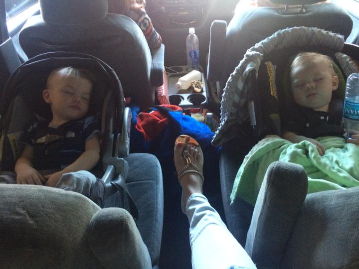 CarlieStylezz's tweet image. 2 babies and my foot. Oh I love them. 💛