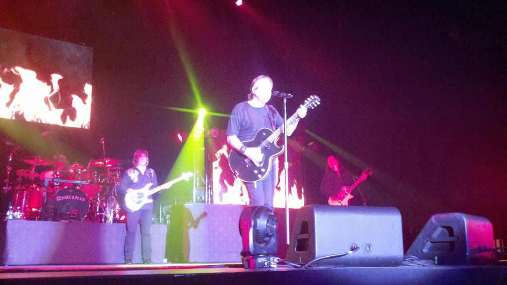    Concert! George Thorogood! bday GT! 65 today 