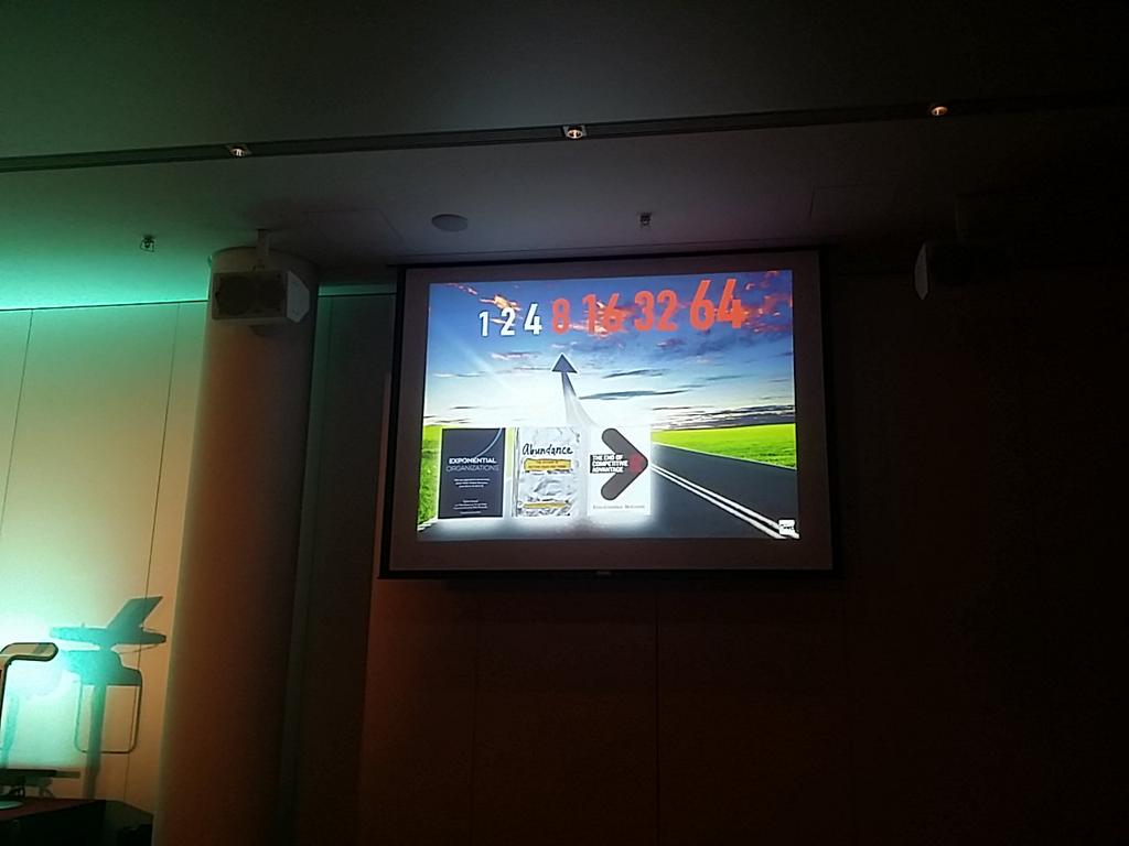 djmacbest's tweet photo. .@derFuturist gibt Buchtipps für die digitale Zukunft #szw2015 http://t.co/vtApuVE0dI