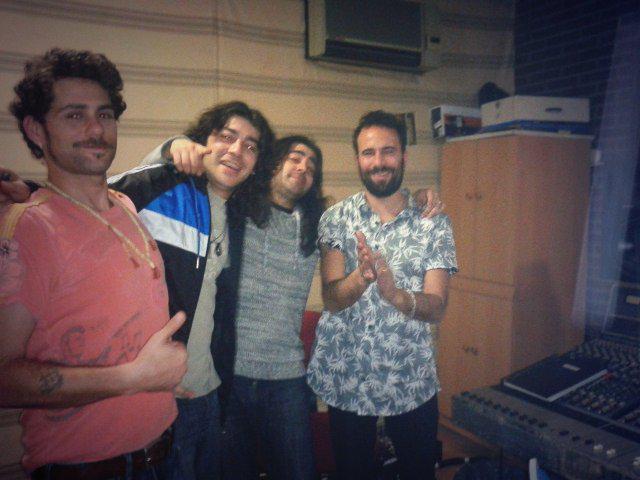 ElCanijodeJerez's tweet photo. Pasando la tarde en el estudio con mi compare @Javi_Cantero Un fenómeno!!! Esto suena gloria!!! Viva El Fary!! http://t.co/G7zkE87Ttt