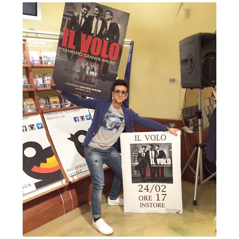 piero_barone's tweet photo. Anche oggi a Roma tantissime fans... 
Ci regalate grandi emozioni #ILVOLOVERS 

#ilvolo #SanremoGrandeAmore http://t.co/zrEW1JB6tl
