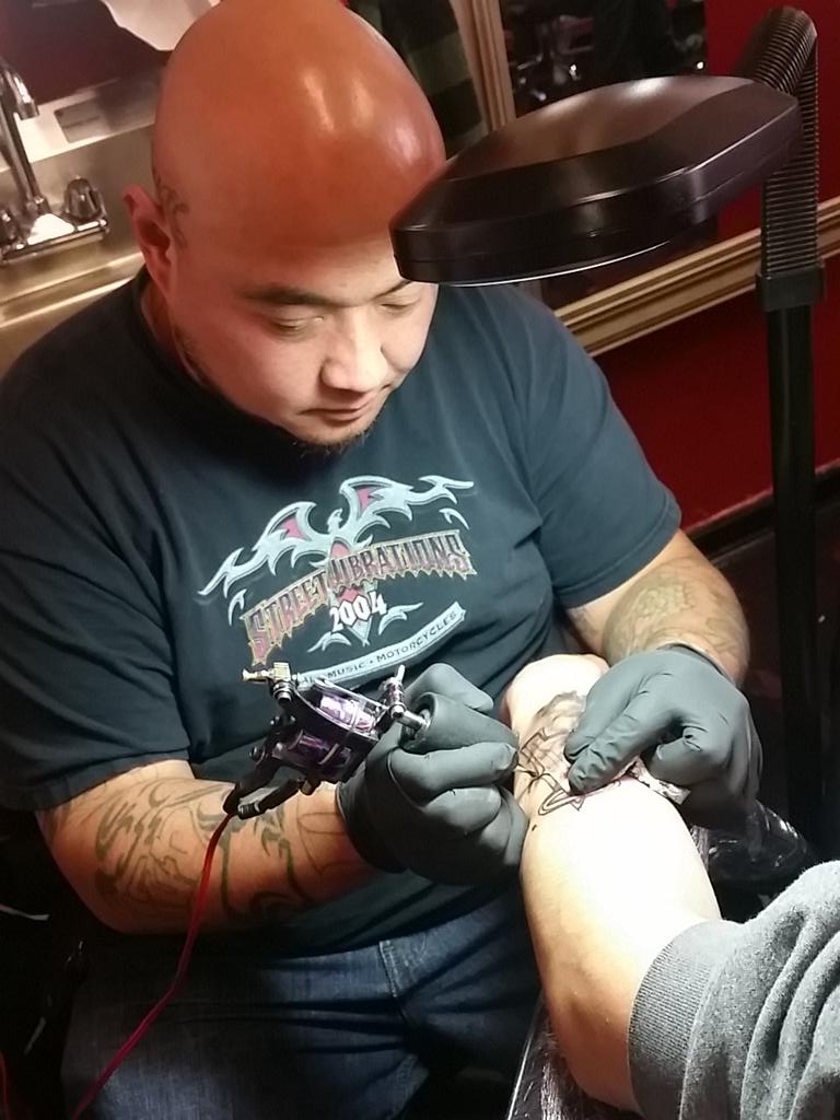 hd_mobbin's tweet photo. Come by luckyvans tattoo and visit lucky and flash http://t.co/zVtcbWlH0n