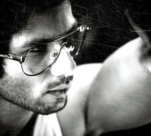 Cool and stylish ;)
Happy Birthday Shahid Kapoor 