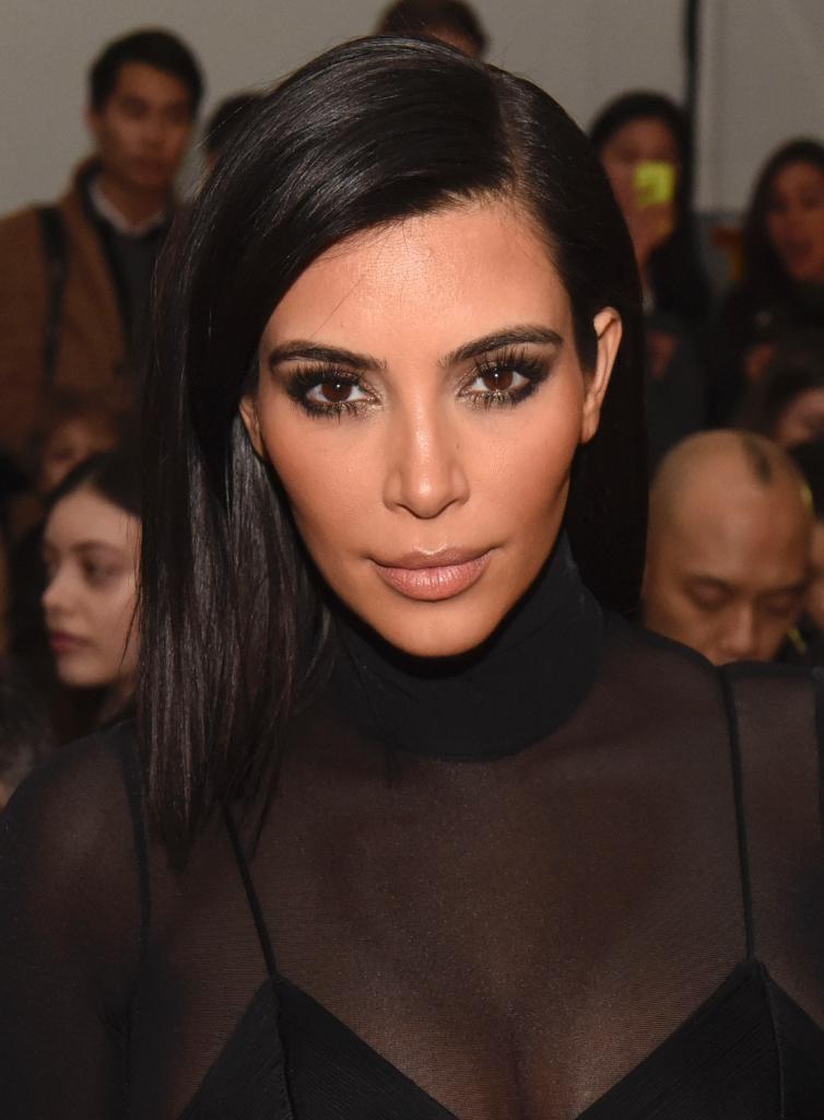 ELLEmagazine's tweet photo. Kim Kardashian's complete beauty routine is INSANE: http://t.co/Ep80QvNbXv http://t.co/PgWjx8tc3I