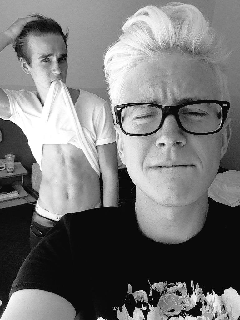 Jep Prestigefyldte Tilfældig tyler oakley on Twitter: "@Joe_Sugg remember the photoshoot I had with your  abs? sigh, memories http://t.co/1hyTGhTUeW" / Twitter