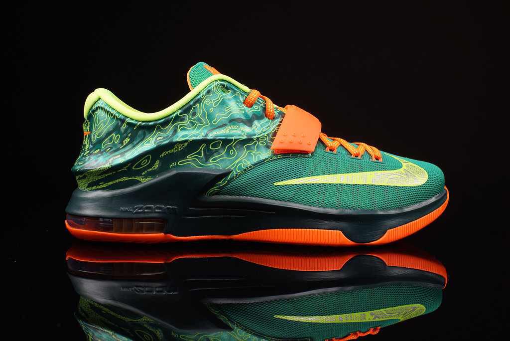 KikkLife23's tweet photo. The Nike KD7 Weatherman Hitting  Selected Retailers Now But the official release date is 03/05/2015 http://t.co/gDyx5DvxTl