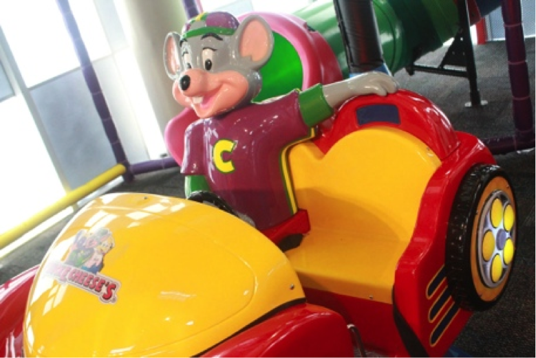 ¿Quién será el próximo en conducir este carrito al lado de Chuck E.?