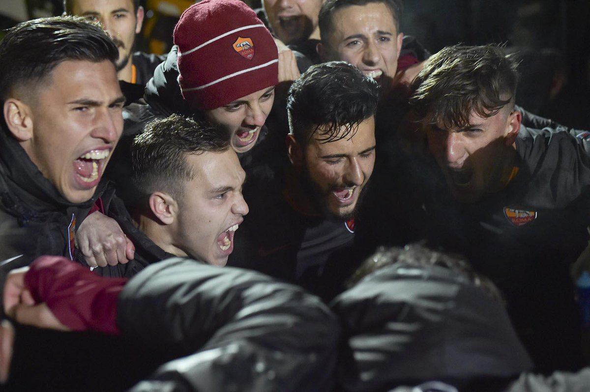 OfficialASRoma's tweet photo. La festa al termine di #AjaxRoma dopo la qualificazione ai quarti di finale di @UEFAYouthLeague: BRAVI RAGAZZI! #UYL http://t.co/j2AQwF5idE