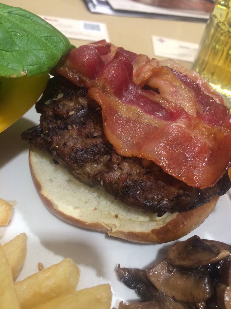 OHIOBEEF's tweet photo. It's a beautiful relationship! #BaconAndBeef #TeamHereford #PutItOnYourPlate http://t.co/fLStAQfNNb