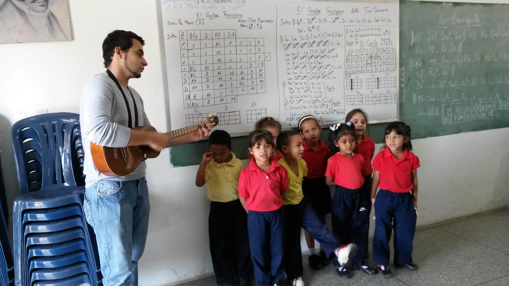 Yajoez's tweet photo. Modulo C.E.I. María Pereira de Daza - Nucleo Lara @elsistema @sistemaLara @psbiribarren #ElSistemaCumple40 http://t.co/XY3Ma9vmFr