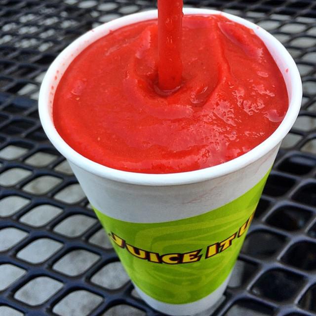 JuiceItUpHQ's tweet photo. Brighten up your afternoon with a #RaspberryCraze Smoothie from #JuiceItUp! #delish #smoothie #fruitsmoothie #yum http://t.co/LKwuJKESXW