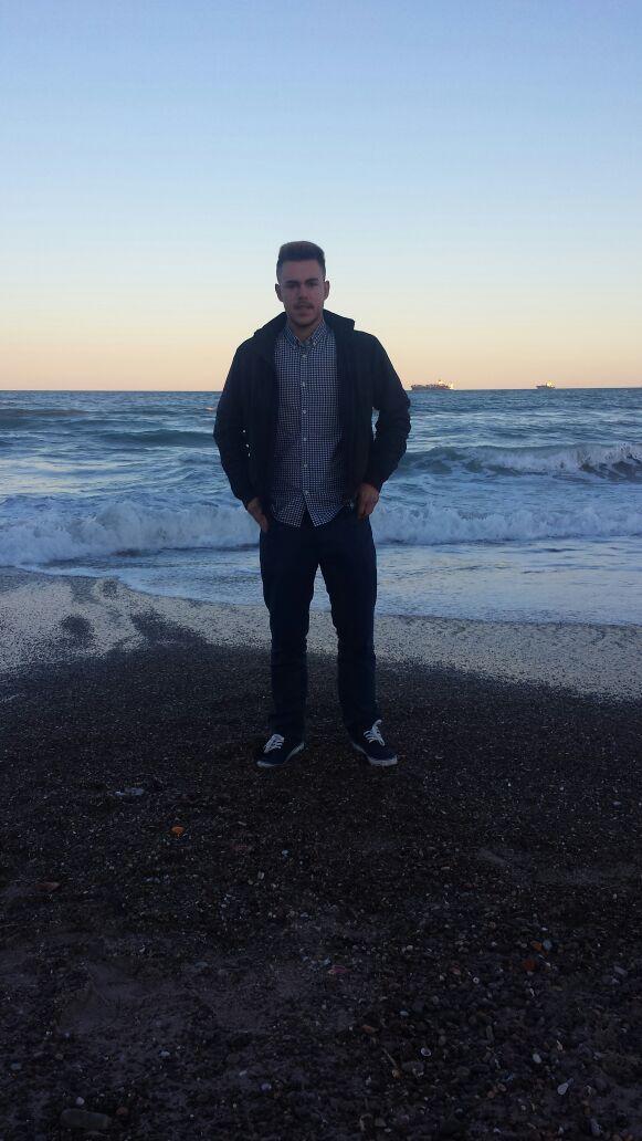Milomapu's tweet photo. "Vuela amigo vuela alto 
No seas gabiota en el mar 
La gente tira a matar 
Cuando volamos muy bajo" http://t.co/eWsjjdYguT