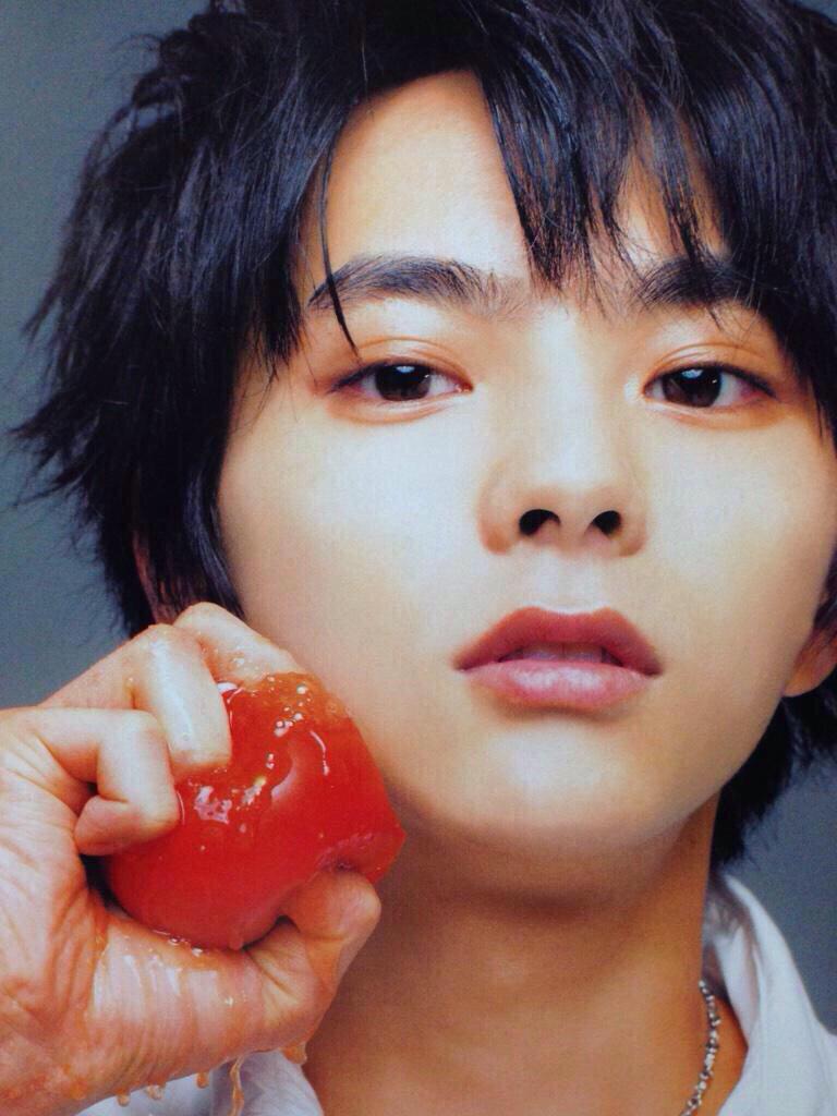 rearea_sk's tweet photo. トマトを大事に育てた少年の反抗期 http://t.co/a6OFCRMyCL