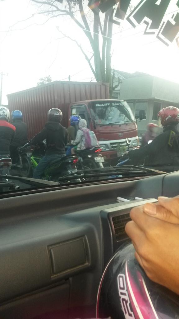 mbekhu's tweet photo. @PRFMnews mobil box patah as di depan kwasan pabrik trikencana macet panjang sampe borma katapang arh soreang http://t.co/Qluz8AlPhe