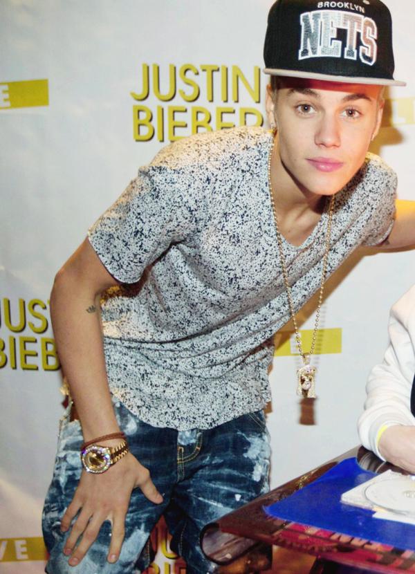 LOUIS_VODK4's tweet photo. No se porque existen esas personas que odian a Justin, el es un amor #21FavoriteThingsAboutJustin http://t.co/5EGI2oKEK4