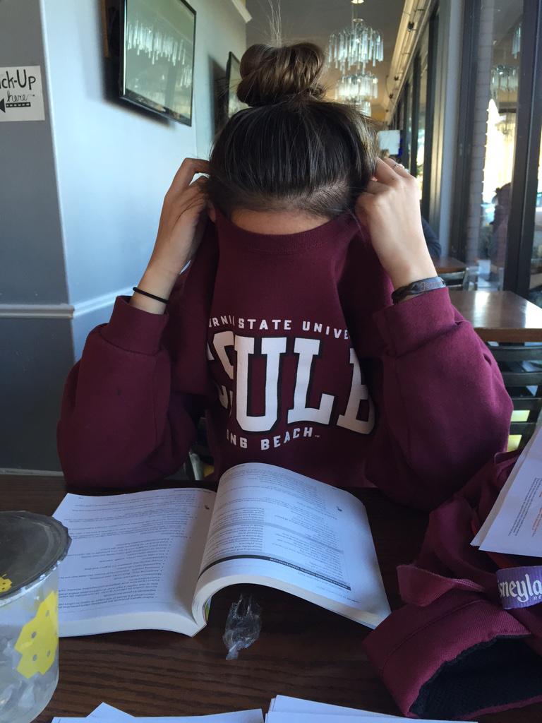 maeganjoyy's tweet photo. “@heyjeanna: the two types of studying goin on right now. #yourfuturenurses http://t.co/avqAq2k69B” she wanna go to csulb so bad