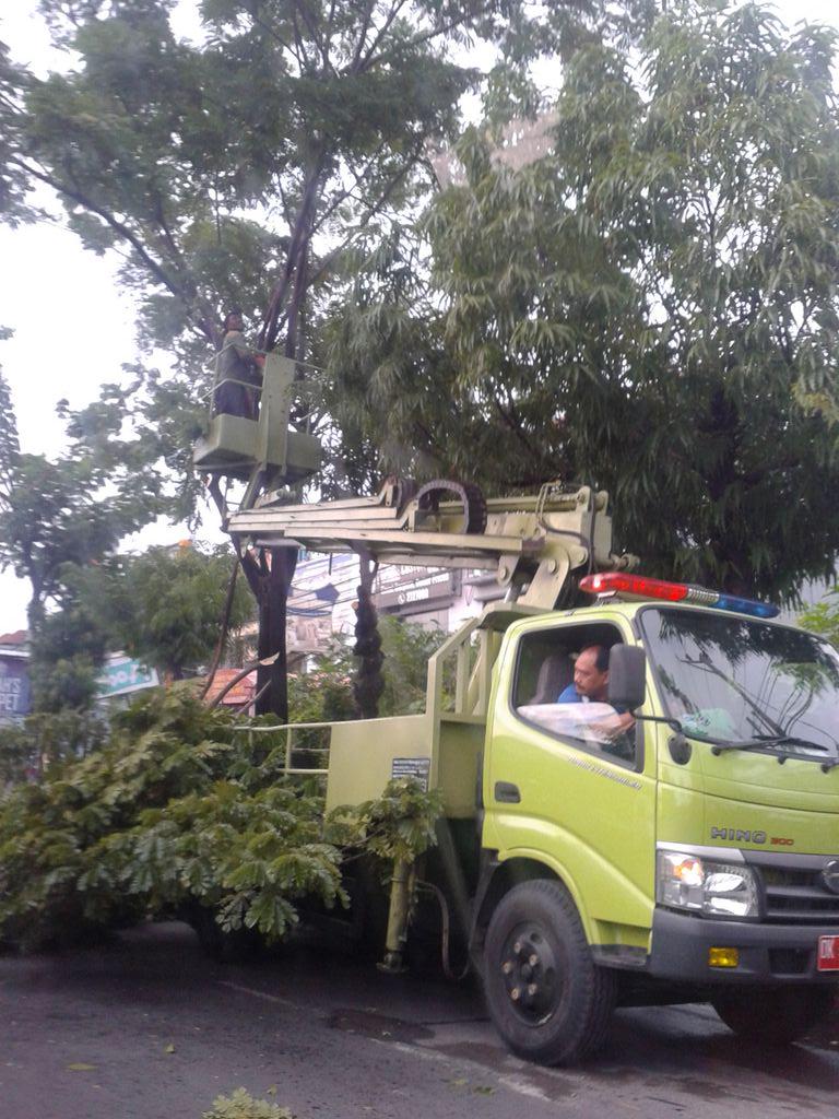 RT <a href="/sonnydimas/">Sony Dimas Prasetyo</a>: Bagi pengguna jalan ada pemotongan pohon didaerah sunset road, seminyak mohon berhati hati <a href="/haloBali/">Halo Bali</a>