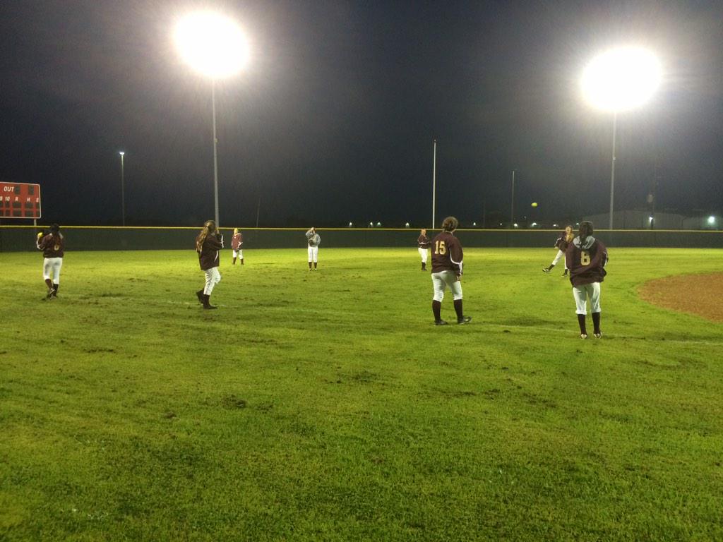 MWHS_Softball's tweet image. JV is getting after it tonight at RHS! #1PW #howcoldisit? #icantfeelmyfeet