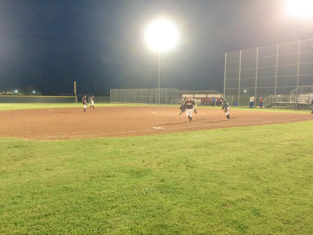 MWHS_Softball's tweet image. JV is getting after it tonight at RHS! #1PW #howcoldisit? #icantfeelmyfeet