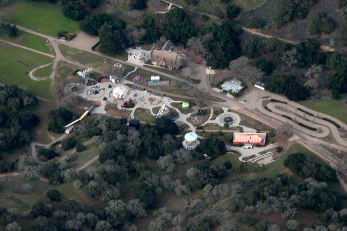 CelebritiesCrib's tweet photo. Neverland ranch http://t.co/a64UWO94uE