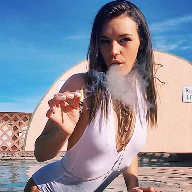 ShinePapers's tweet image. 🙈 chains by @bluntedobjects ✨ @shinepapers #24kgold #bluntedobjects #prettypothead #ganjagirls by ravingmermaid shin…