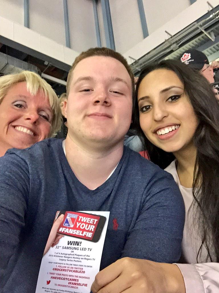 mpaula_13's tweet photo. #WEVEGOTGAMES #FANSELFIE @rogerstvcable20 http://t.co/xMUXo3nwHR
