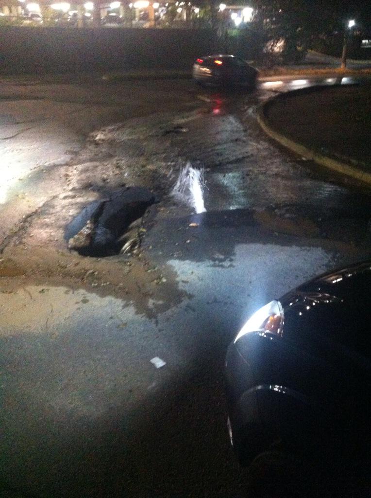 danielvilla07's tweet photo. @GerardoBlyde en frente del Club Santa Paula hay un pasaje al infierno, pongan señales y no seas incompetente http://t.co/pLyGjSl0Ih
