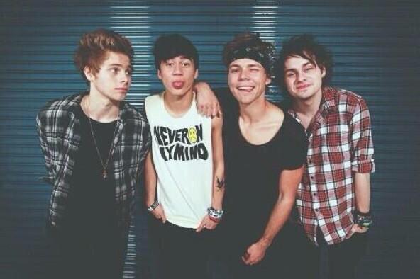 5 секонд ту саммер. 5 second video. 5 second video. Пять секунд до 2 мая. 5 second video.