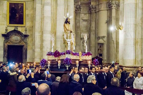 Felicitaciones a @ColumnaCadiz por el Via Crucis, con el Señor protagonizando una preciosa e inigualable estampa.