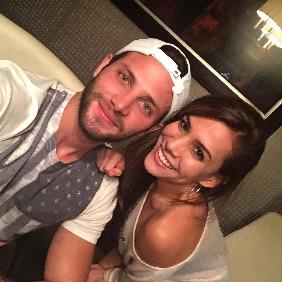 FamiliaCoronel's tweet photo. "@gabrielcoronel: Y hoy... Me voy pa colombia con la talentosa @velamusica ... #HagalePuuess #Sorpresas.. http://t.co/4OJUAyCSf4" wiiii 🙌🙋