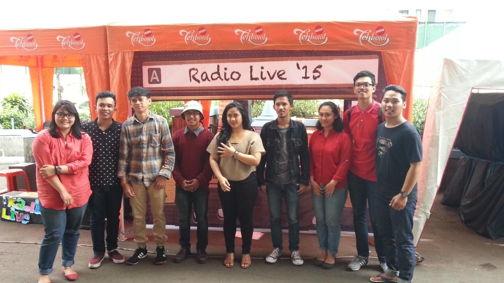 Thank you Radio Live RT "<a href="/RadioLive2015/">Radio Live</a>: Ini dia para personil dari <a href="/WHITECHOCO_INA/">WHITE CHOCOLATE</a> dengan panitia radio live 2015. "