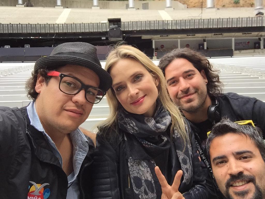 PortatilCantero's tweet photo. Los #CholiStyle junto @nicolemusica LA ENERGÍA FEMENINA DEL ROCK CHILENO! aguante flaca tremendo show!!!! http://t.co/rwBkQw9Arm